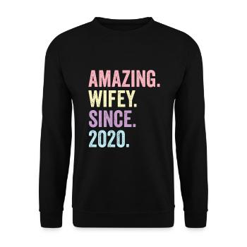 Amazing Wifey Since 2020 - Unisex Sweatshirt - black - Front - Alina (178cm) & Michal (187cm)