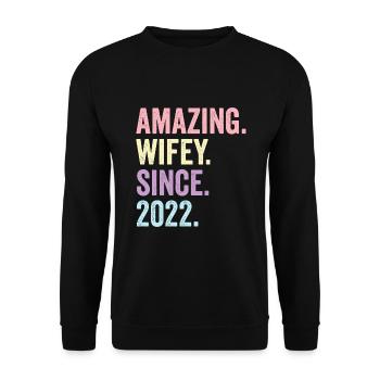 Amazing Wifey Since 2022 - Unisex Sweatshirt - black - Front - Alina (178cm) & Michal (187cm)