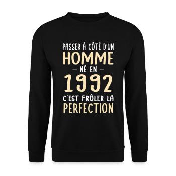 Anniversaire 30 ans - Né en 1992 Perfection - Sweat-shirt Unisexe - noir - Devant - Alina (178cm) & Michal (187cm)