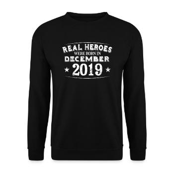 Real Heroes sont nés en Décembre 2019 Anniversaire - Sweat-shirt Unisexe - noir - Devant - Alina (178cm) & Michal (187cm)