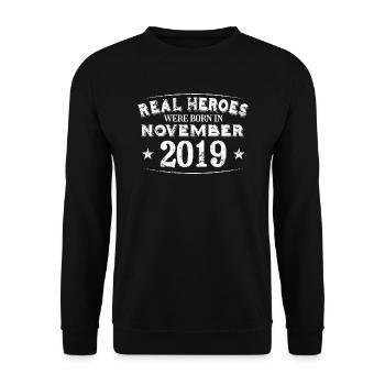 Real Heroes sont nés en Novembre 2019 Anniversaire - Sweat-shirt Unisexe - noir - Devant - Alina (178cm) & Michal (187cm)
