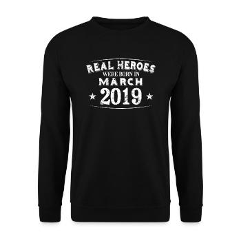 Real Heroes sont nés en Mars 2019 Anniversaire - Sweat-shirt Unisexe - noir - Devant - Alina (178cm) & Michal (187cm)