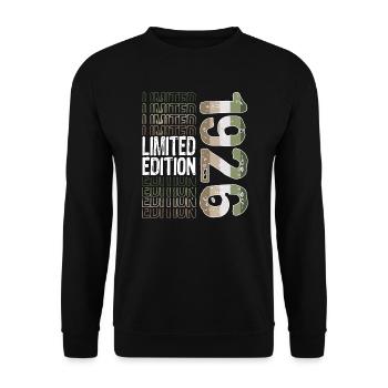 Limited Edition Since 1926 Birthday Vintage 1926 - Unisex Sweatshirt - black - Front - Alina (178cm) & Michal (187cm)