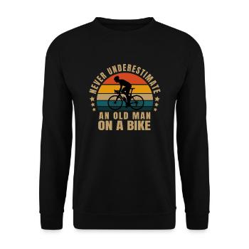nie einen alten Mann auf dem Fahrrad unterschätzen - Unisex Pullover - Schwarz - Vorne - Alina (178cm) & Michal (187cm)