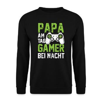PAPA AM TAG GAMER BEI NACHT | Vater Gaming Zocker - Unisex Pullover - Schwarz - Vorne - Alina (178cm) & Michal (187cm)