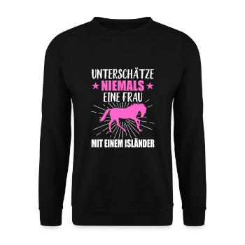 Reiter Unterschätze Niemals Eine Frau Mit Isländer - Unisex Pullover - Schwarz - Vorne - Alina (178cm) & Michal (187cm)