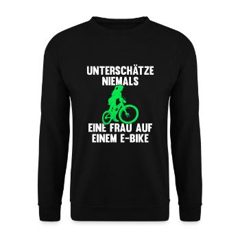 Fahrrad Unterschätze Niemals Eine Frau Auf Einem E - Unisex Pullover - Schwarz - Vorne - Alina (178cm) & Michal (187cm)