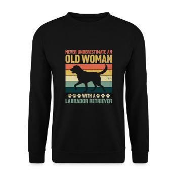 Unterschätzen Sie niemals eine alte Frau mit einem Labrador R - Unisex Pullover - Schwarz - Vorne - Alina (178cm) & Michal (187cm)