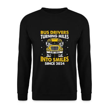 Busfahrer, die seit 2024 Meilen in ein Lächeln verwandeln - Unisex Pullover - Schwarz - Vorne - Alina (178cm) & Michal (187cm)