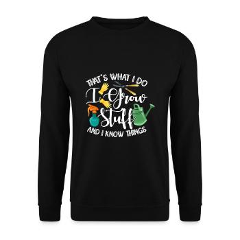That's What I Do I Grow Stuff And I Know Things Ga - Unisex Pullover - Schwarz - Vorne - Alina (178cm) & Michal (187cm)