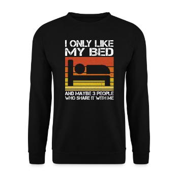 I only like my bed and maybe 3 people who share it - Unisex Pullover - Schwarz - Vorne - Alina (178cm) & Michal (187cm)