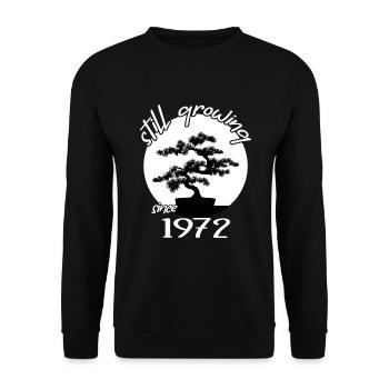 1972 Birthday Bonsai tree "Still growing" Nebari - Unisex Sweatshirt - black - Front - Alina (178cm) & Michal (187cm)
