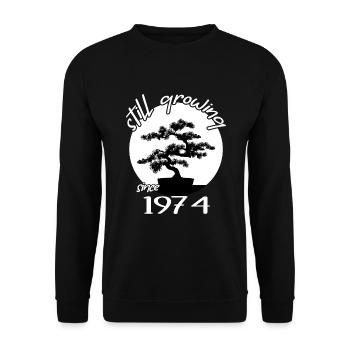 1974 Birthday Bonsai tree "Still growing" Nebari - Unisex Sweatshirt - black - Front - Alina (178cm) & Michal (187cm)