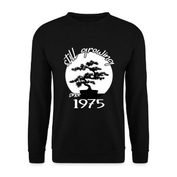 1975 Birthday Bonsai tree "Still growing" Nebari - Unisex Sweatshirt - black - Front - Alina (178cm) & Michal (187cm)
