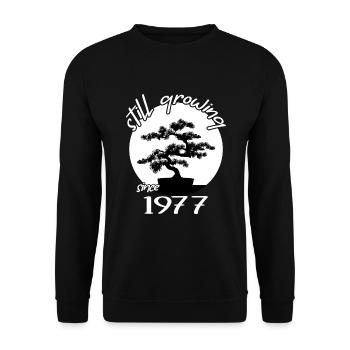 1977 Anniversaire Bonsaï arbre « Toujours en croissance » Nebari - Sweat-shirt Unisexe - noir - Devant - Alina (178cm) & Michal (187cm)