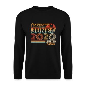 June 2020 Retro Vintage Juni 2020 birthday - Unisex Sweatshirt - black - Front - Alina (178cm) & Michal (187cm)