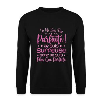 Ein mehr als perfekter Surfer, ein Traumjob - Unisex Pullover - Schwarz - Vorne - Alina (178cm) & Michal (187cm)