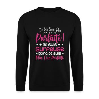 Ein mehr als perfekter Surfer, ein Traumjob - Unisex Pullover - Schwarz - Vorne - Alina (178cm) & Michal (187cm)