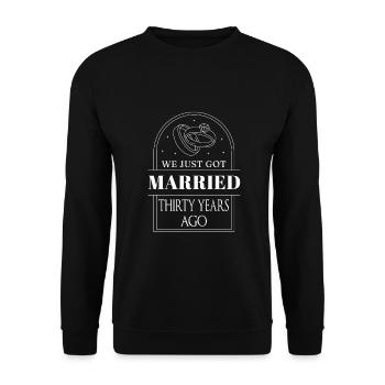 Perlenhochzeit 30 Jahre verheiratet - Unisex Pullover - Schwarz - Vorne - Alina (178cm) & Michal (187cm)