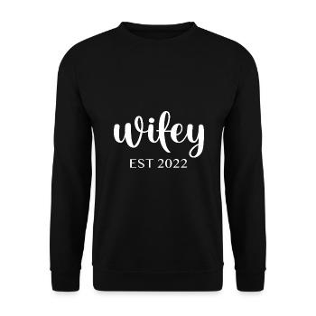 wifey EST 2022 - Unisex Pullover - Schwarz - Vorne - Alina (178cm) & Michal (187cm)