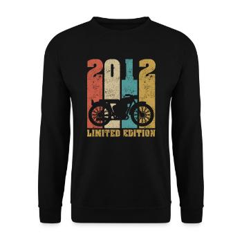 Vintage Moto 2012 Rétro Cadeau D'anniversaire - Sweat-shirt Unisexe - noir - Devant - Alina (178cm) & Michal (187cm)