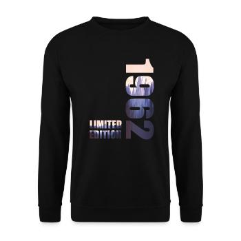 1962. Idée d’anniversaire de t-shirt en édition limitée - Sweat-shirt Unisexe - noir - Devant - Alina (178cm) & Michal (187cm)