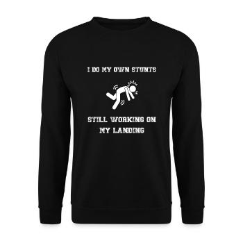 Ich mache meine eigenen Stunts und arbeite immer noch an meiner Landung - Unisex Pullover - Schwarz - Vorne - Alina (178cm) & Michal (187cm)
