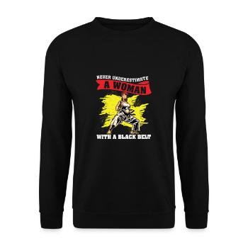Never Underestimate A Woman Black Belter Karaté - Sweat-shirt Unisexe - noir - Devant - Alina (178cm) & Michal (187cm)