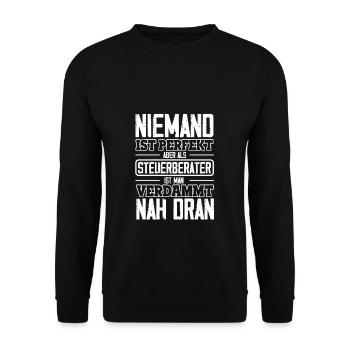 Niemand ist perfekt - Steuerberater Spruch - Unisex Pullover - Schwarz - Vorne - Alina (178cm) & Michal (187cm)
