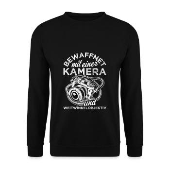 Bewaffnet mit einer KAMERA und WEITWINKELOBJEKTIV - Unisex Pullover - Schwarz - Vorne - Alina (178cm) & Michal (187cm)