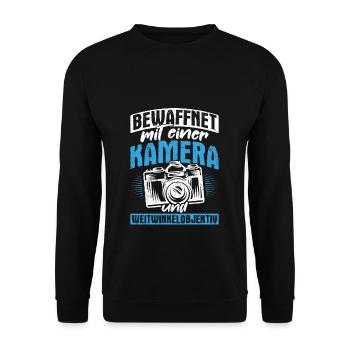 Bewaffnet mit einer KAMERA und WEITWINKELOBJEKTIV - Unisex Pullover - Schwarz - Vorne - Alina (178cm) & Michal (187cm)