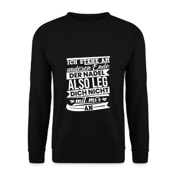 Ich Stehe Am Anderen Ende Der Nadel Also Leg Dich - Unisex Pullover - Schwarz - Vorne - Alina (178cm) & Michal (187cm)