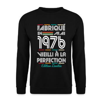 50-jähriges Jubiläum – Hergestellt im Mai 1976 - Unisex Pullover - Schwarz - Vorne - Alina (178cm) & Michal (187cm)