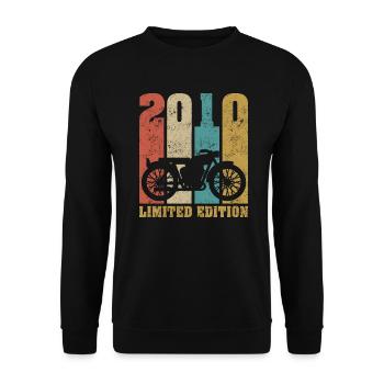 Vintage Moto 2010 Rétro Cadeau D'anniversaire - Sweat-shirt Unisexe - noir - Devant - Alina (178cm) & Michal (187cm)