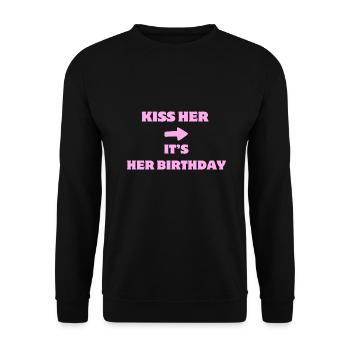 KISS HER IT S HER BIRTHDAY - Unisex Pullover - Schwarz - Vorne - Alina (178cm) & Michal (187cm)