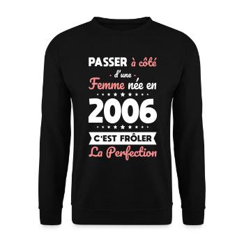 Geboren 2006 – Naht der Perfektion näher - Unisex Pullover - Schwarz - Vorne - Alina (178cm) & Michal (187cm)