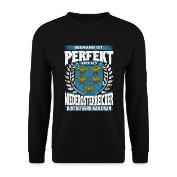 Perfektion aus Niederösterreich – Stolz und Heimat - Unisex Pullover - Schwarz - Vorne - Alina (178cm) & Michal (187cm)