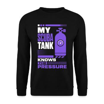 Scuba Tauchflasche unter Druck - Unisex Pullover - Schwarz - Vorne - Alina (178cm) & Michal (187cm)