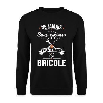 Sous-estimer un trentenaire qui bricole - Sweat-shirt Unisexe - noir - Devant - Alina (178cm) & Michal (187cm)