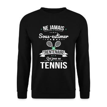 Sous-estimer un trentenaire qui joue au tennis - Sweat-shirt Unisexe - noir - Devant - Alina (178cm) & Michal (187cm)