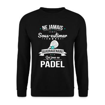 Sous-estimer un quadragénaire qui joue au padel - Sweat-shirt Unisexe - noir - Devant - Alina (178cm) & Michal (187cm)