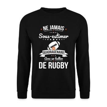 Sous-estimer un quadragénaire avec ballon de rugby - Sweat-shirt Unisexe - noir - Devant - Alina (178cm) & Michal (187cm)
