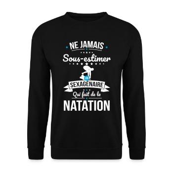 Sous-estimer un sexagénaire qui fait natation - Sweat-shirt Unisexe - noir - Devant - Alina (178cm) & Michal (187cm)