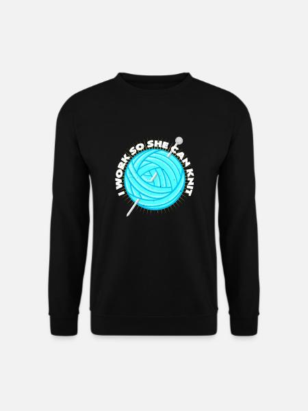 I Work So She Can Knit | Stricken Sprüche Geschenk - Unisex Pullover - Schwarz