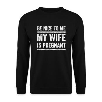 BE NICE TO ME MY WIFE IS PREGNANT lustig Geschenk - Unisex Pullover - Schwarz - Vorne - Alina (178cm) & Michal (187cm)