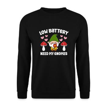 Low Battery Need More Gnomes Funny Gardening Gnome - Unisex Pullover - Schwarz - Vorne - Alina (178cm) & Michal (187cm)