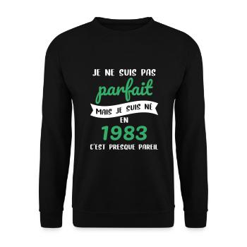 Anniversaire 40 ans - Pas parfait mais né en 1983 - Sweat-shirt Unisexe - noir - Devant - Alina (178cm) & Michal (187cm)