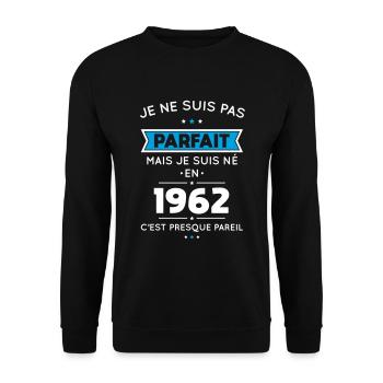 Anniversaire 60 ans - Pas parfait mais né en 1962 - Sweat-shirt Unisexe - noir - Devant - Alina (178cm) & Michal (187cm)