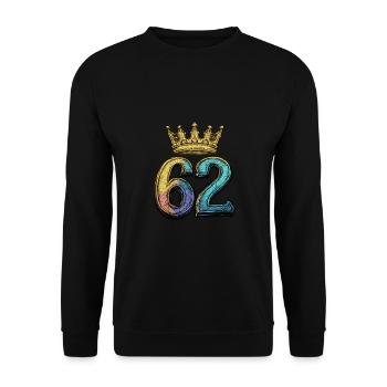 62 Zahl Krone - Unisex Pullover - Schwarz - Vorne - Alina (178cm) & Michal (187cm)