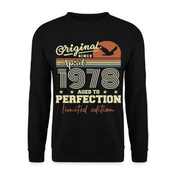 April 1978 Gift | 47th Anniversary April 1978 - Unisex Sweatshirt - black - Front - Alina (178cm) & Michal (187cm)